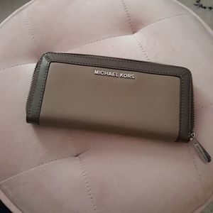 MK Michael Kors Frame Out Wallet